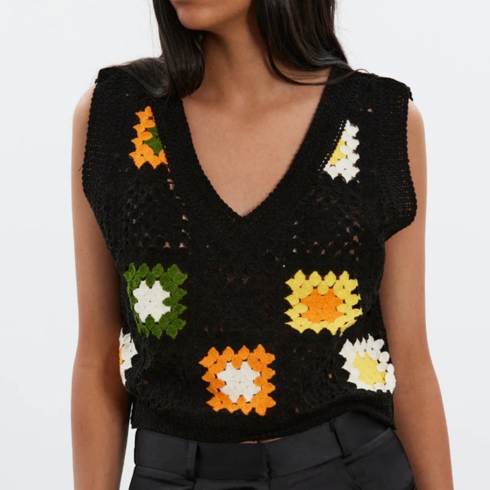 Cropped crochet v-neck sweater vest. size XS. New with tags